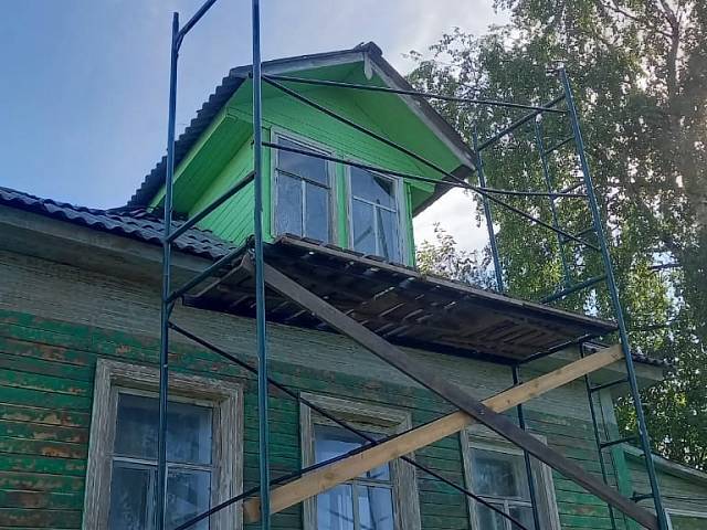 Замена цоколя и покраска деревянного дома в деревне Грибаново
