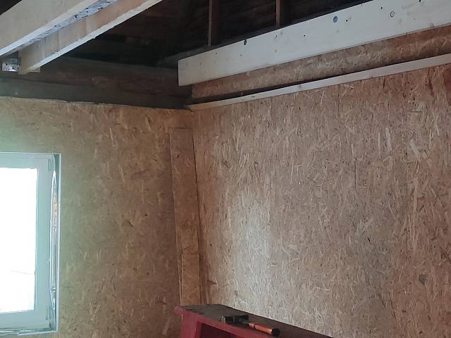 Установка печи и дымохода, отделка потолка панелями в деревне Мишуково