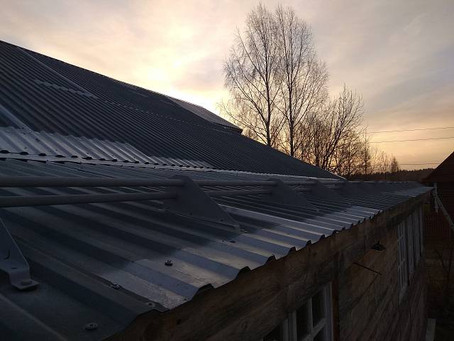 Переделка крыши и установка снегозадержателей в деревянном доме