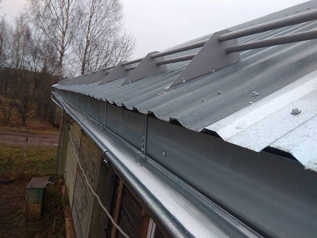 Переделка крыши и установка снегозадержателей в деревянном доме