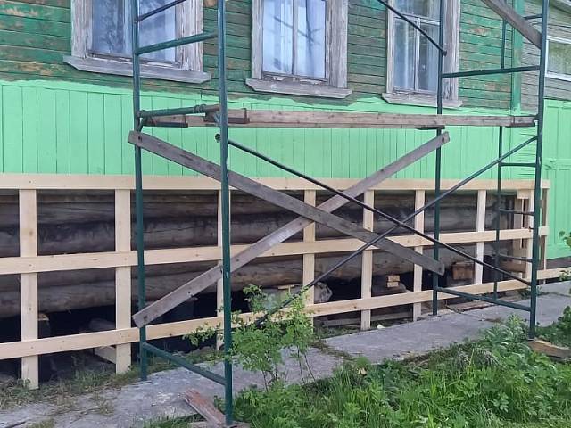 Замена цоколя и покраска деревянного дома в деревне Грибаново