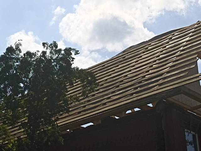 Замена крыши на деревянном доме в деревне Ледово