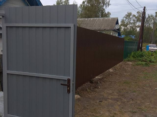 Строительство забора с воротами и двумя калитками в деревне Зубово