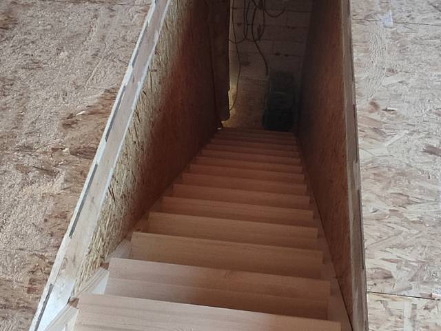 Изготовление и монтаж однопролетной лестницы в частном доме в деревне Плешки 