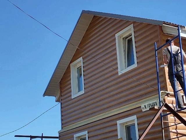 Устройство софитов и установка водосточной трубы в доме в поселке Тархановка
