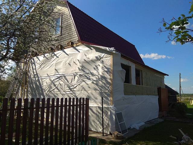 Утепление и обшивка сайдингом деревянного дома с пристройкой крыльца в деревне Валуево